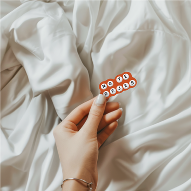 No Te Dejes Bead Letters Sticker