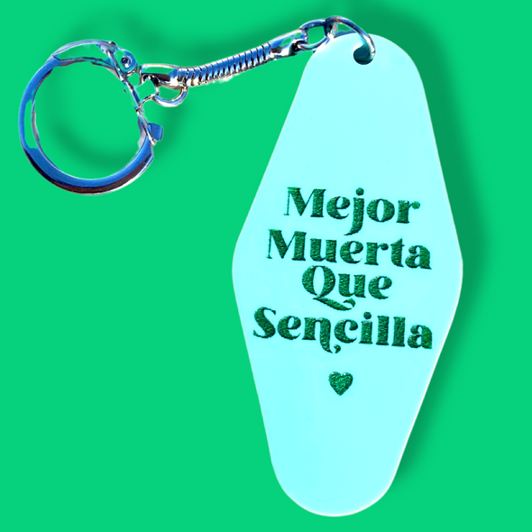 Mejor Muerta Que Sencilla Hotel Keychain